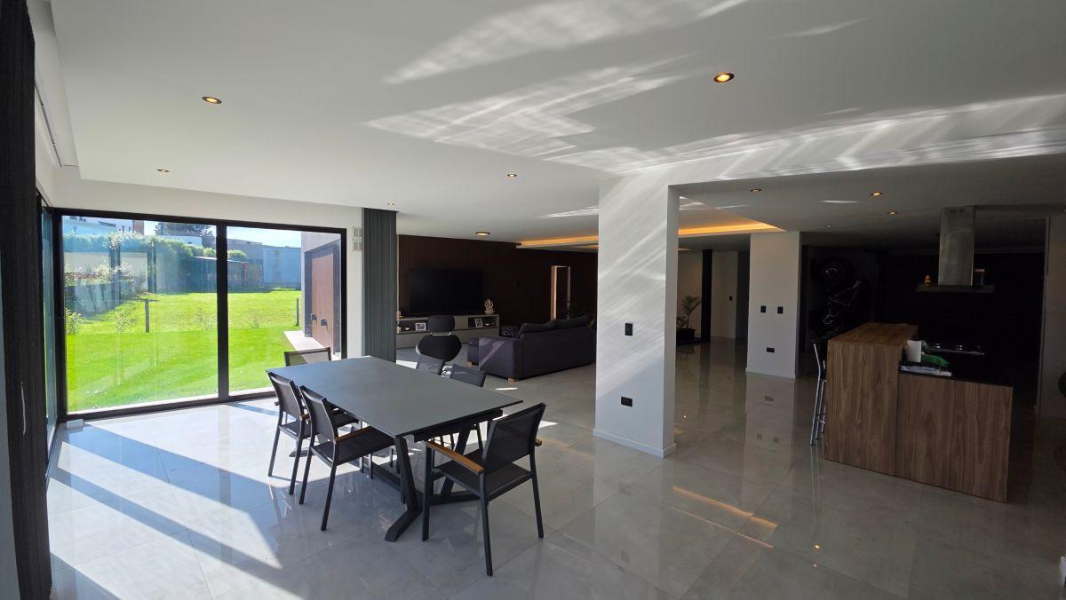 Foto de En venta casa de corte moderno de 4 ambientes con parque. Rumenco joven., imagen 2