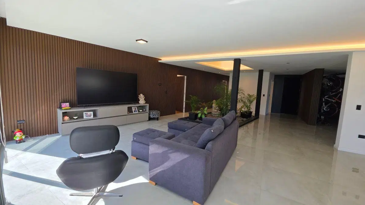 En venta casa de corte moderno de 4 ambientes con parque. Rumenco joven. 4