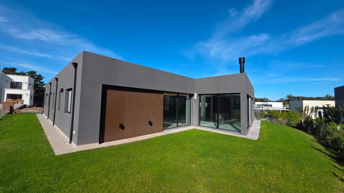 En venta casa de corte moderno de 4 ambientes con parque. Rumenco joven.