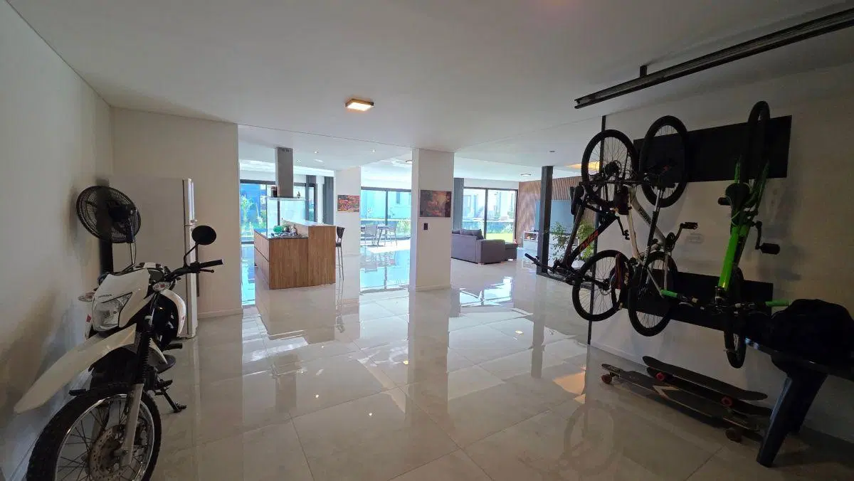 En venta casa de corte moderno de 4 ambientes con parque. Rumenco joven. 5