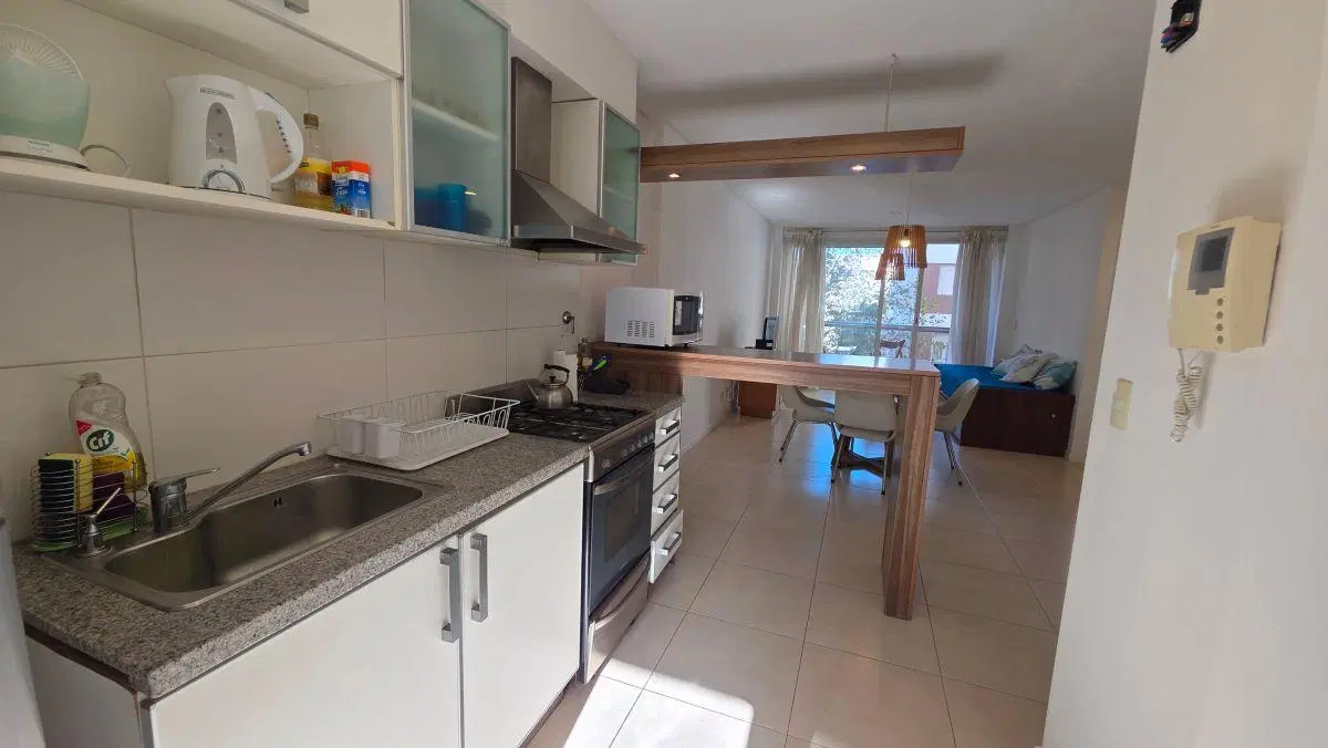 En venta departamento de 2 ambientes con balcón al frente. Zona Centro. 5
