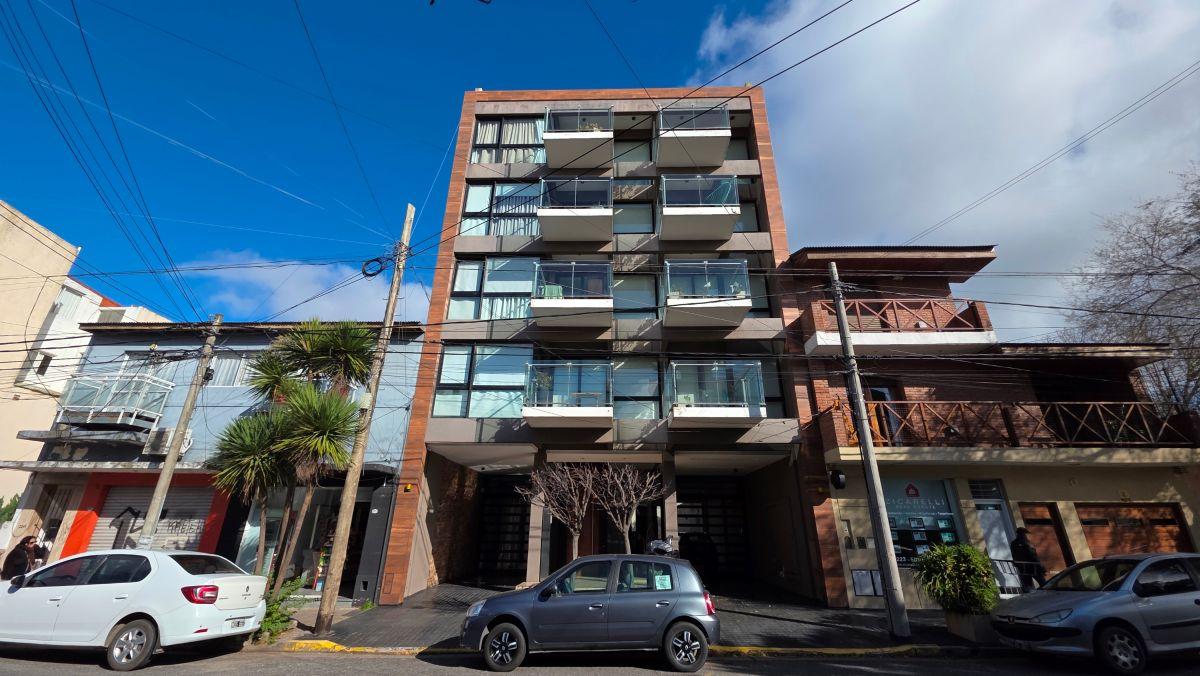 En venta departamento de 2 ambientes con cochera. Chauvin.
