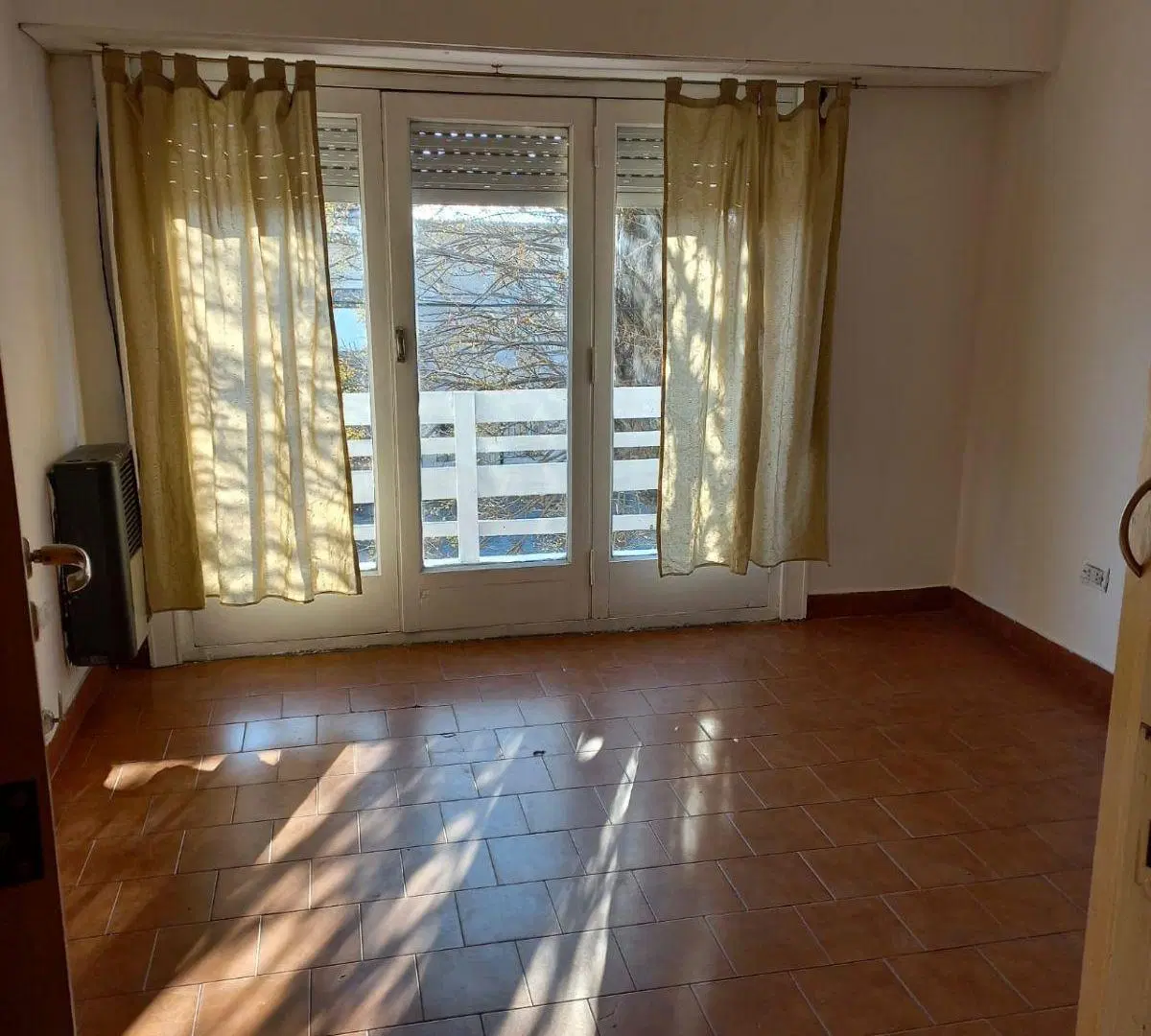 En alquiler para vivienda. Ph 3 ambientes con terraza. Zona San José. 2