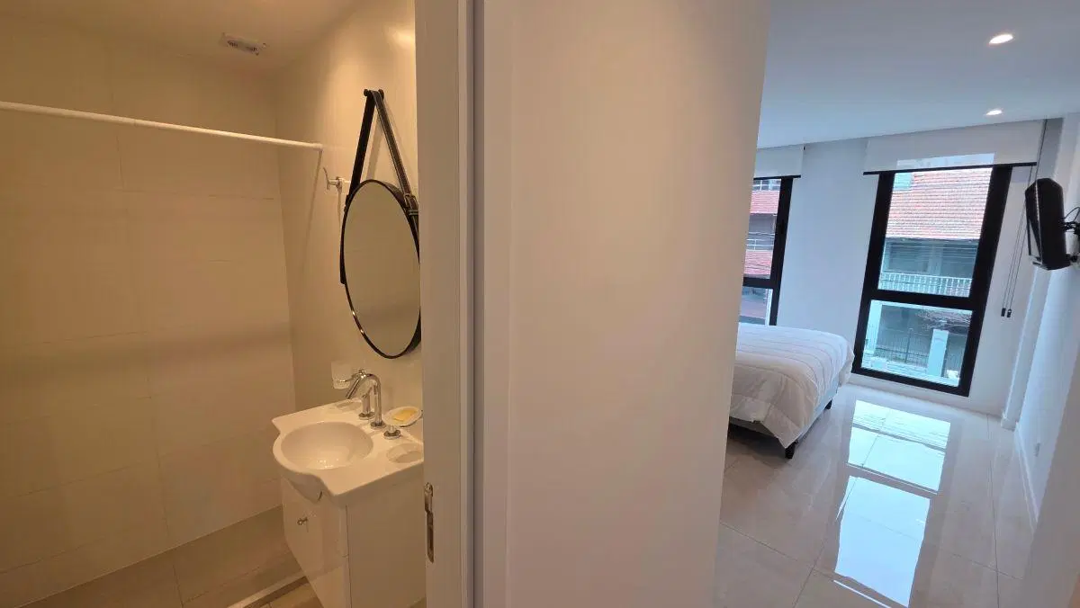 En venta. Exclusivo semipiso de 3 ambientes con cochera y baulera. Chauvin 4