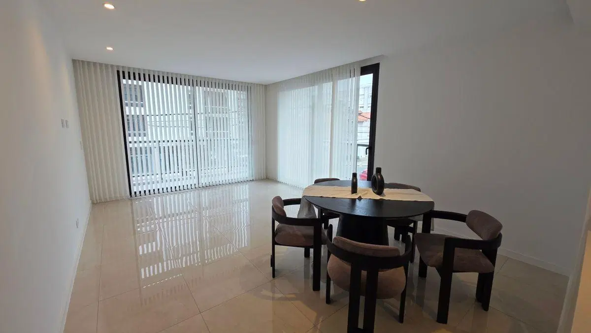 En venta. Exclusivo semipiso de 3 ambientes con cochera y baulera. Chauvin 5