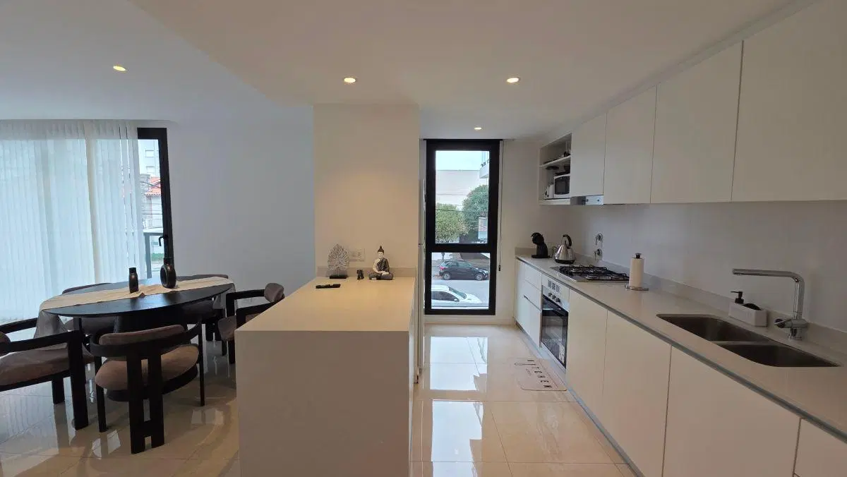 En venta. Exclusivo semipiso de 3 ambientes con cochera y baulera. Chauvin 4