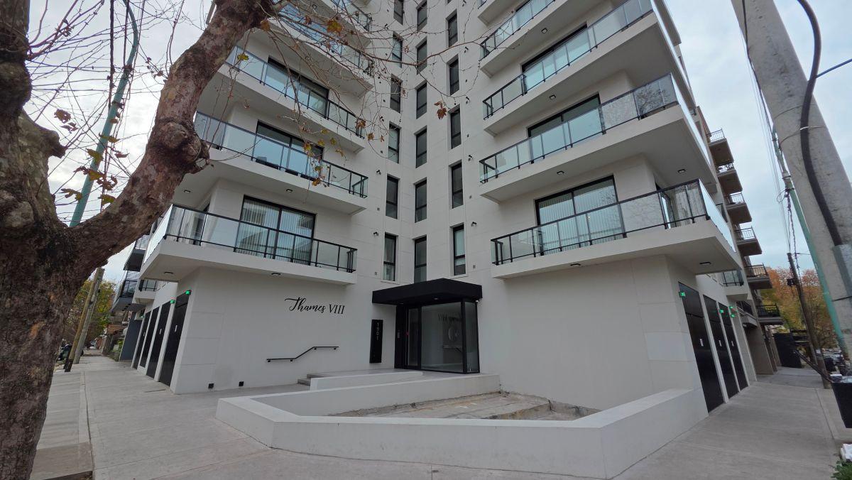 En venta. Exclusivo semipiso de 3 ambientes con cochera y baulera. Chauvin