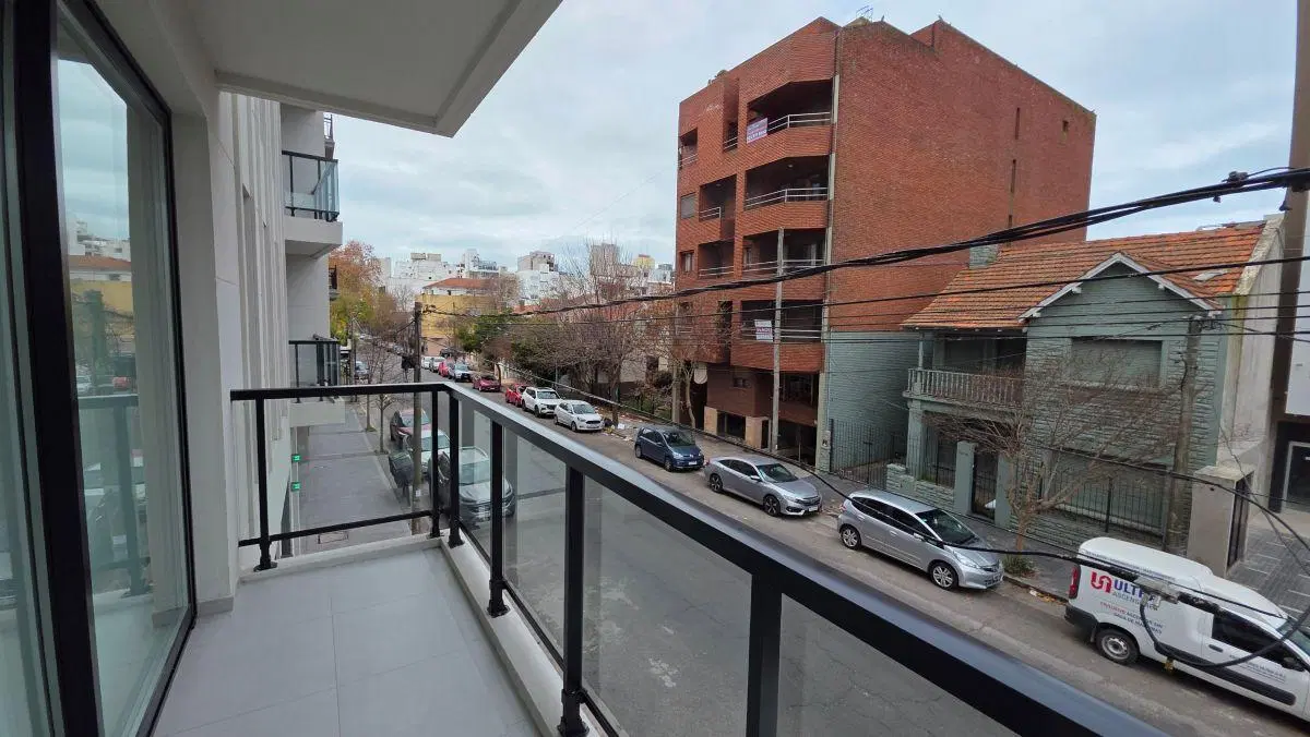 En venta. Exclusivo semipiso de 3 ambientes con cochera y baulera. Chauvin 2