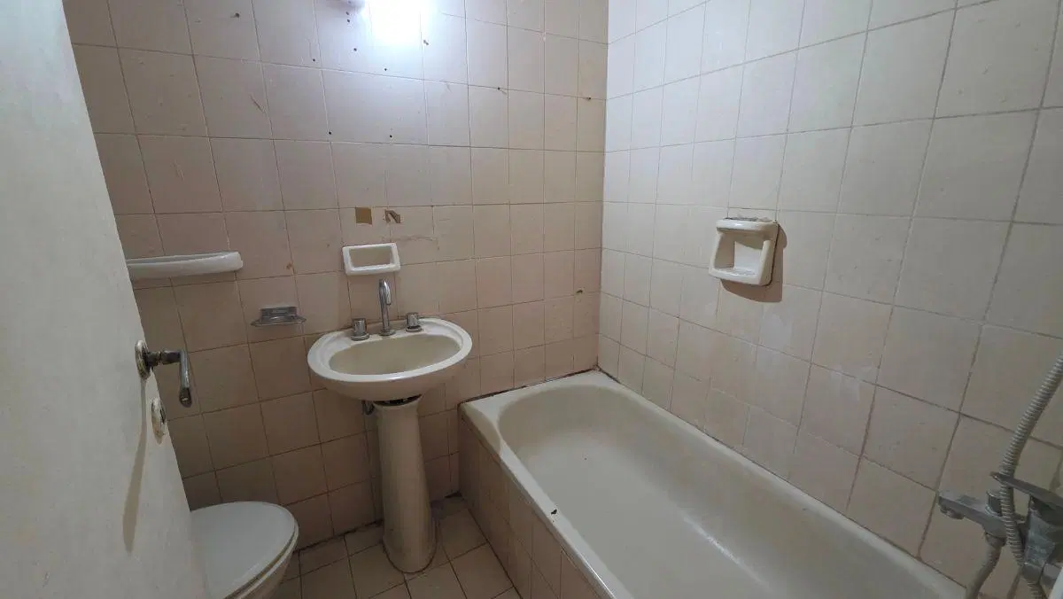 En venta departamento a reciclar de 3 ambientes al frente. Centro. 3