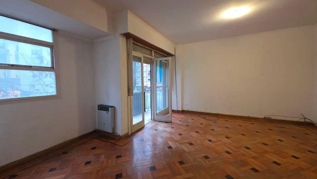 En venta departamento a reciclar de 3 ambientes al frente. Centro. 5