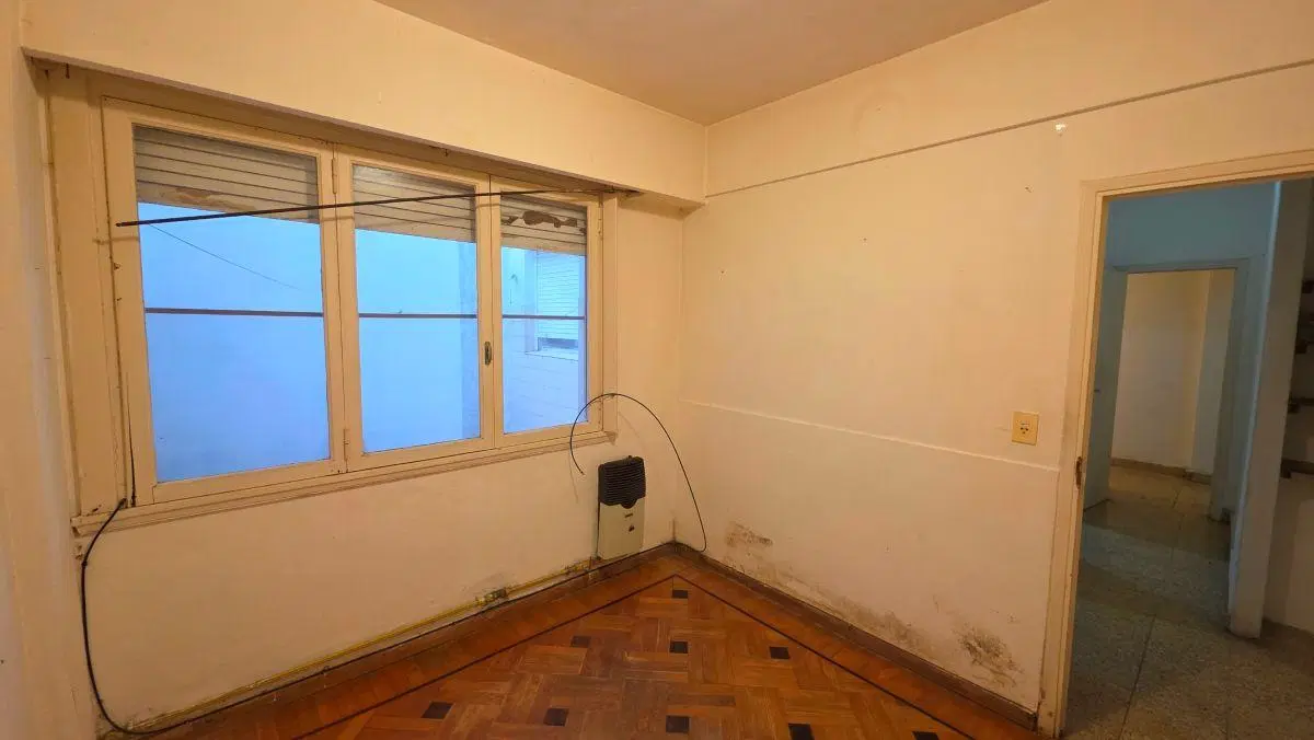 En venta departamento a reciclar de 3 ambientes al frente. Centro. 2