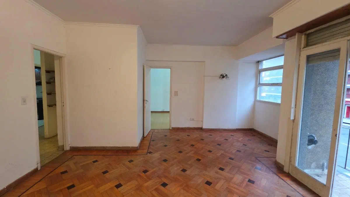 En venta departamento a reciclar de 3 ambientes al frente. Centro. 2
