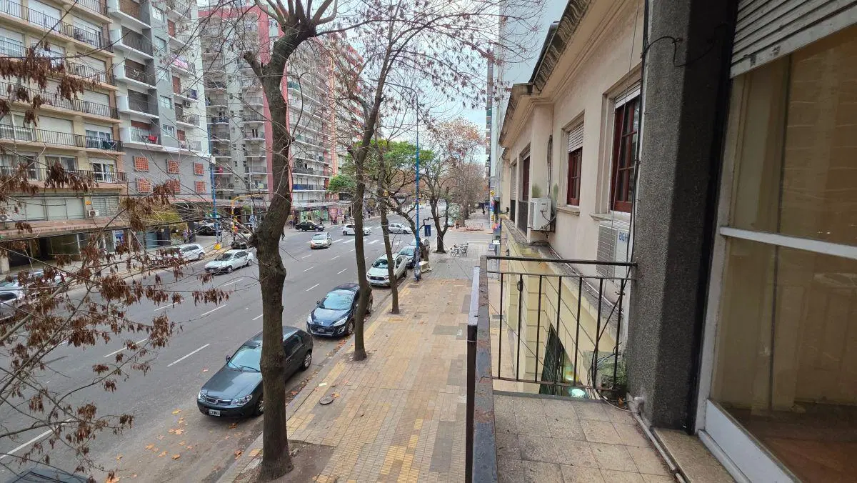En venta departamento a reciclar de 3 ambientes al frente. Centro. 1