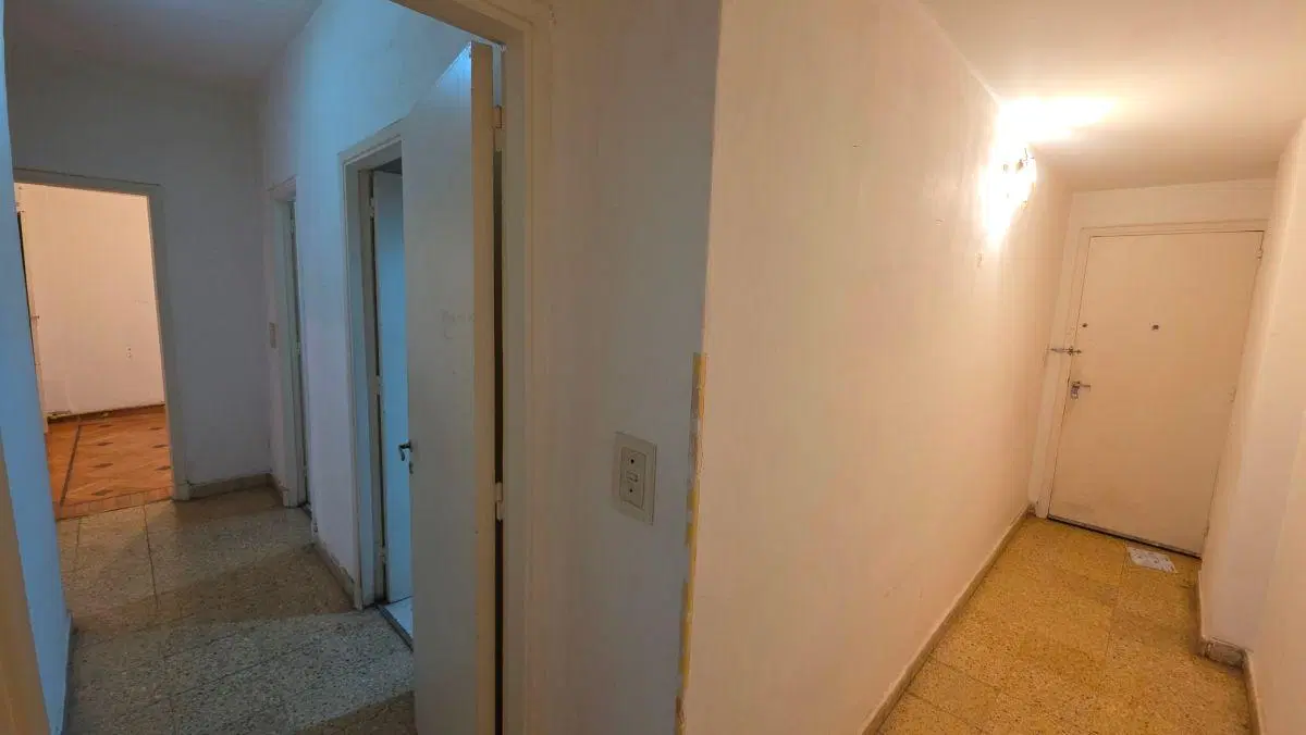 En venta departamento a reciclar de 3 ambientes al frente. Centro. 4