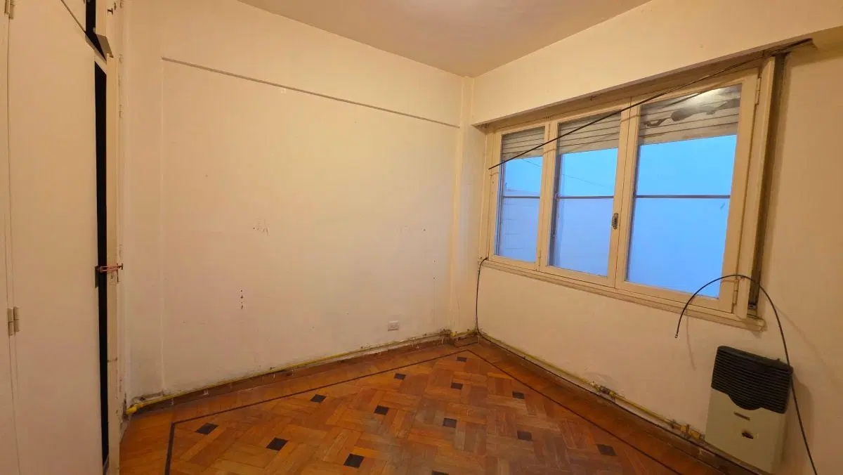 En venta departamento a reciclar de 3 ambientes al frente. Centro. 4