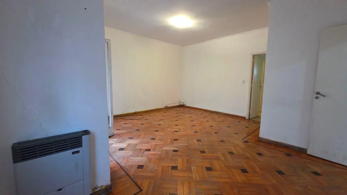 En venta departamento a reciclar de 3 ambientes al frente. Centro. 3