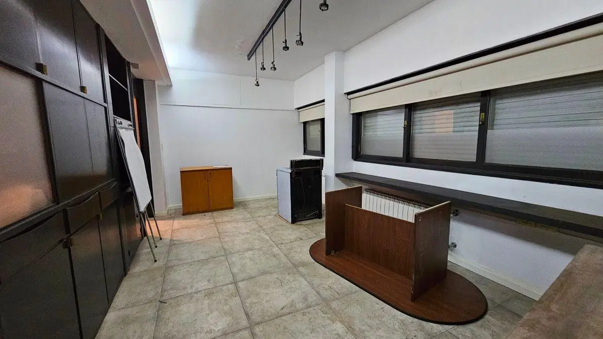 En alquiler oficina de 7 ambientes con patio. Zona Macrocentro. 2