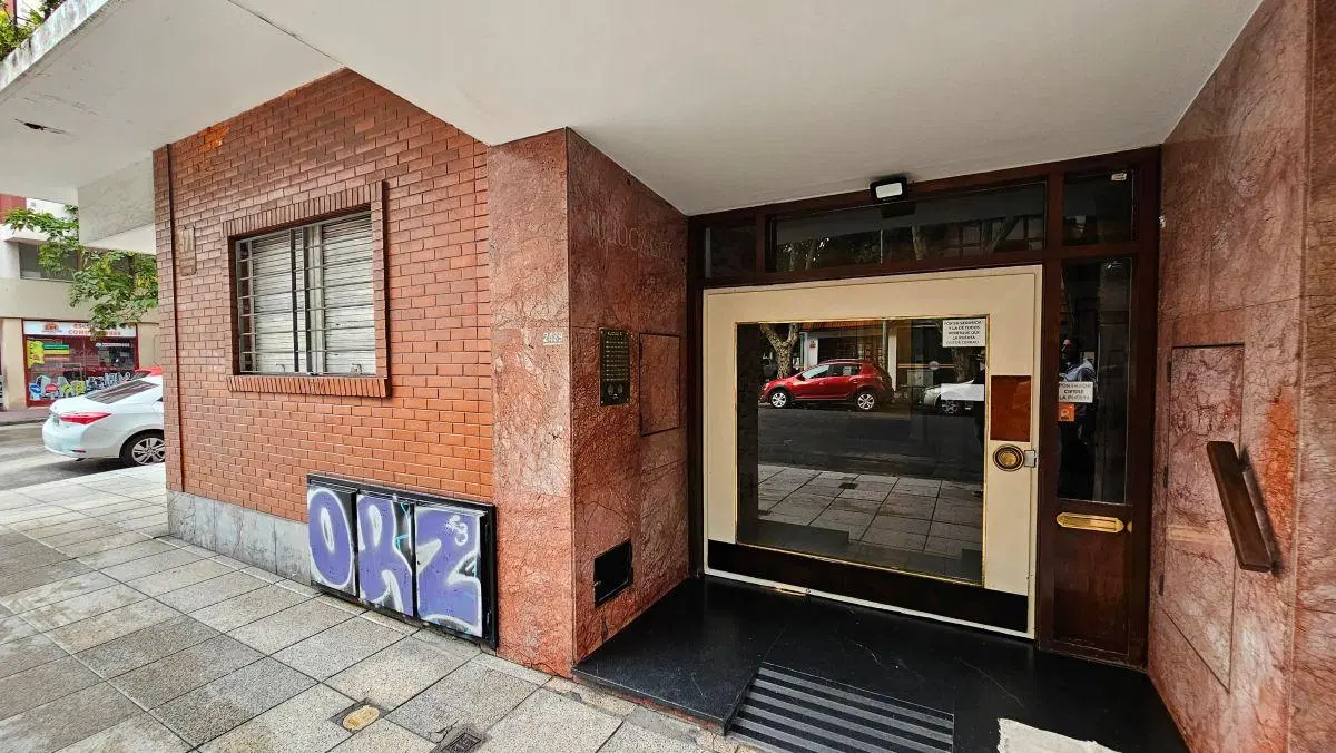 En alquiler oficina de 7 ambientes con patio. Zona Macrocentro. 5