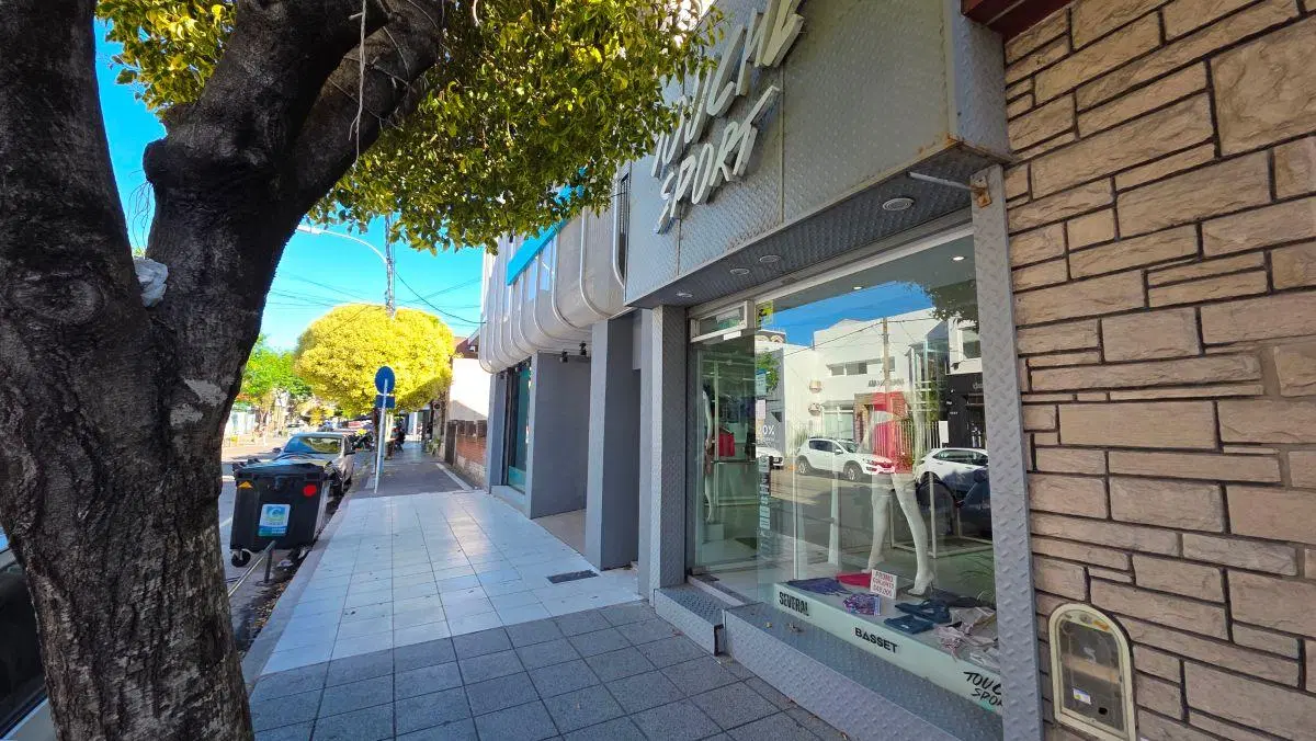 En venta local uso comercial de 60m². Zona Güemes. 4