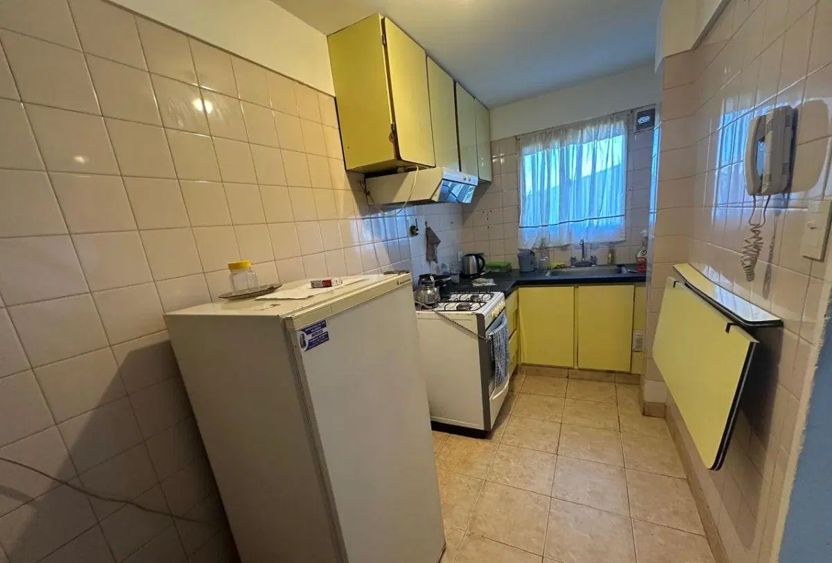 En venta departamento de 4 ambientes al frente con espacio de cochera. Barrio Las lilas. 2