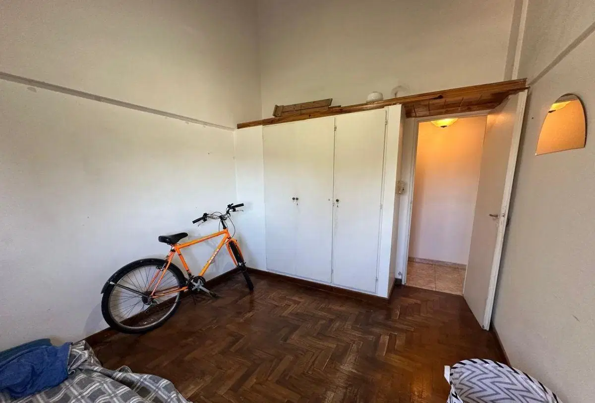 En venta departamento de 4 ambientes al frente con espacio de cochera. Barrio Las lilas. 4
