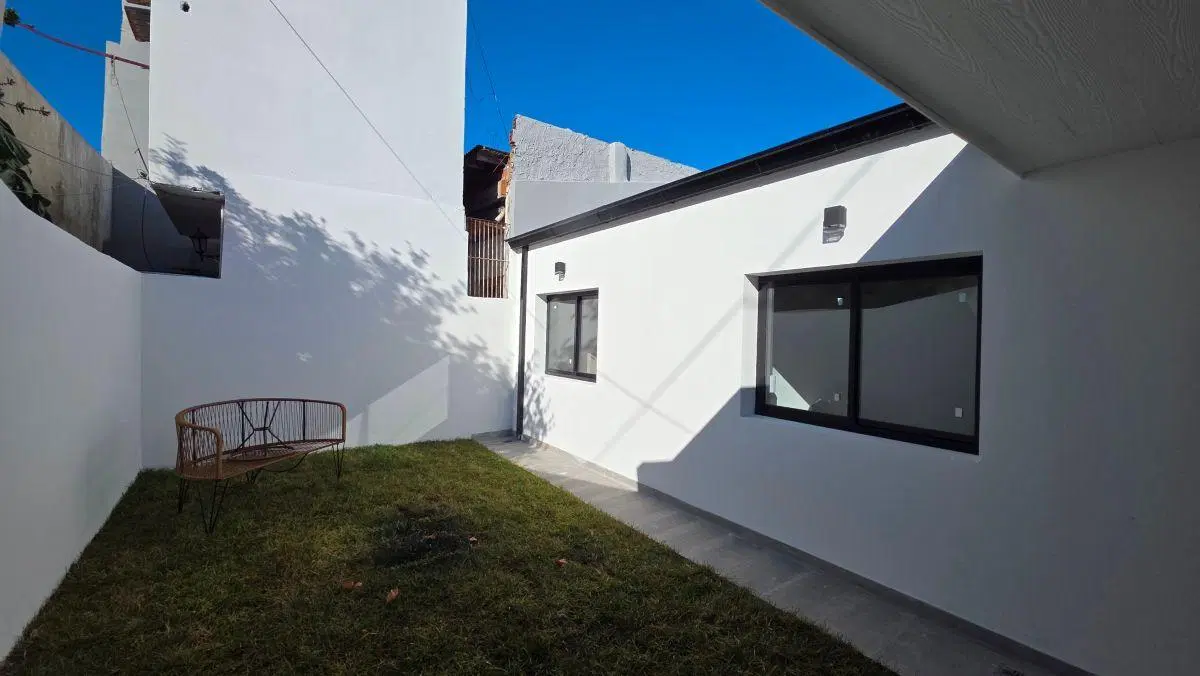 En venta ph de 3 ambientes al frente con garage y parque. La Perla 3