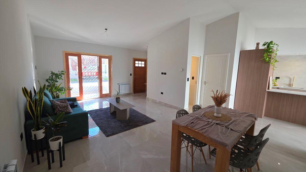 Foto de En venta ph de 3 ambientes al frente con garage y parque. La Perla, imagen 1