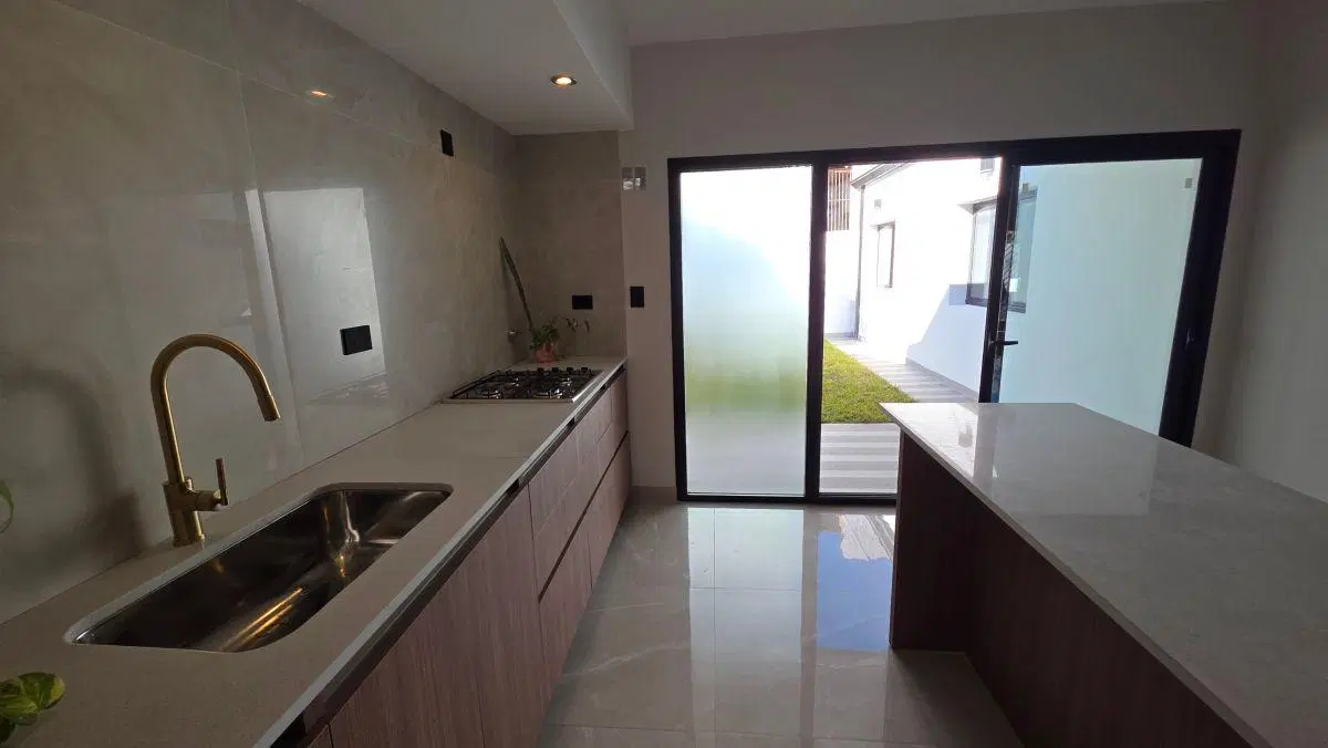 En venta ph de 3 ambientes al frente con garage y parque. La Perla 8