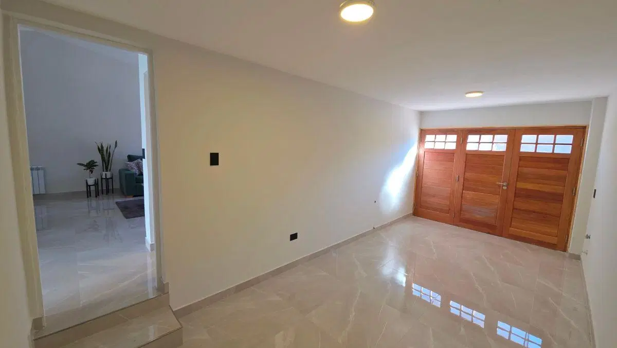 En venta ph de 3 ambientes al frente con garage y parque. La Perla 2