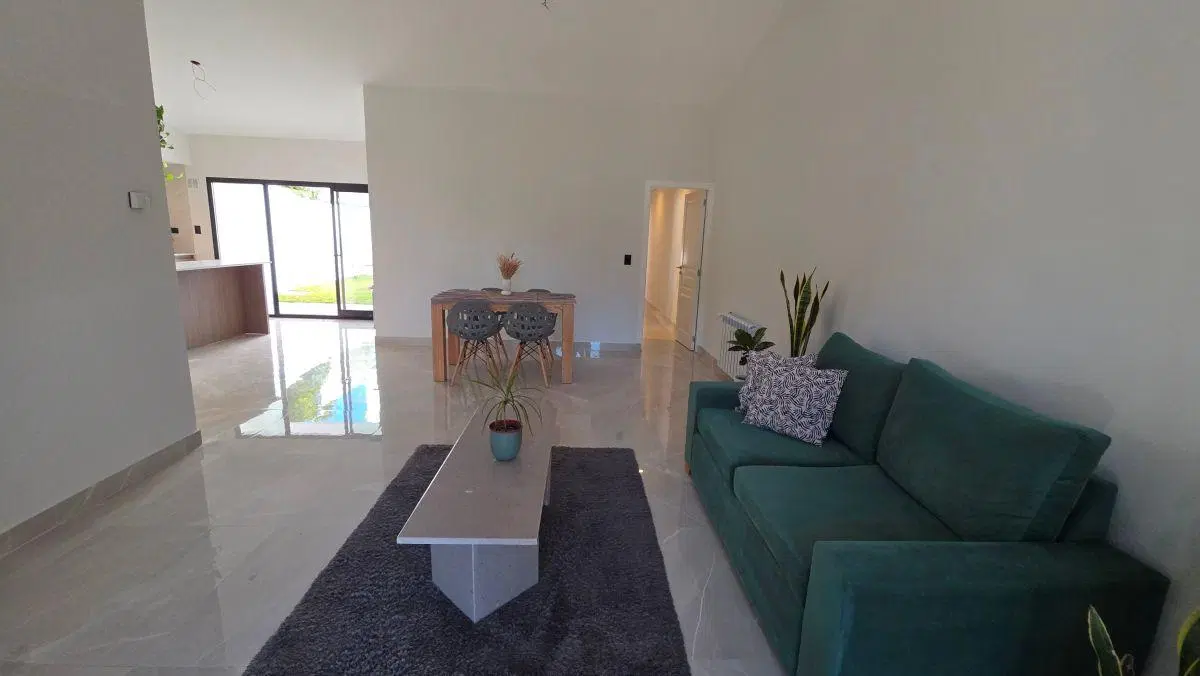 En venta ph de 3 ambientes al frente con garage y parque. La Perla 4