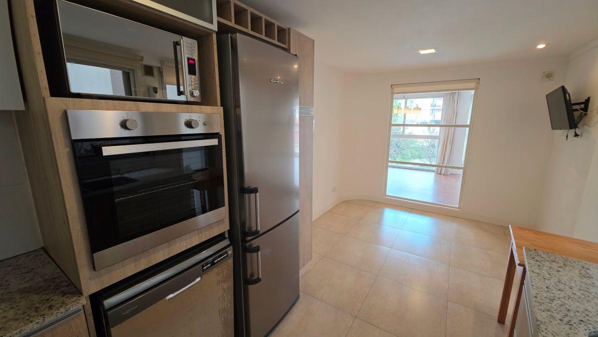 Foto de En alquiler departamento de 4 ambientes con 2 cocheras. Zona Güemes., imagen 4