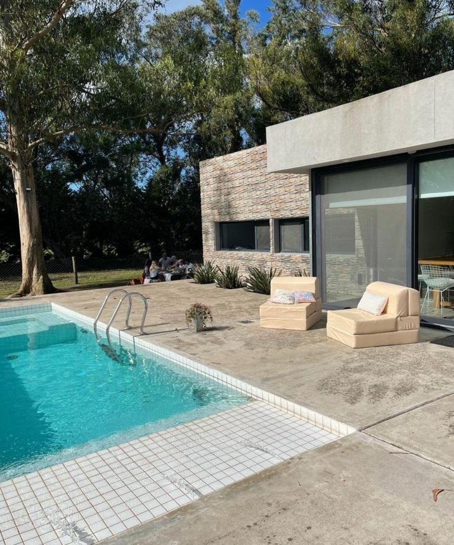 Foto de En venta casa de 4 ambientes con parque y piscina. Acantilados., imagen 1