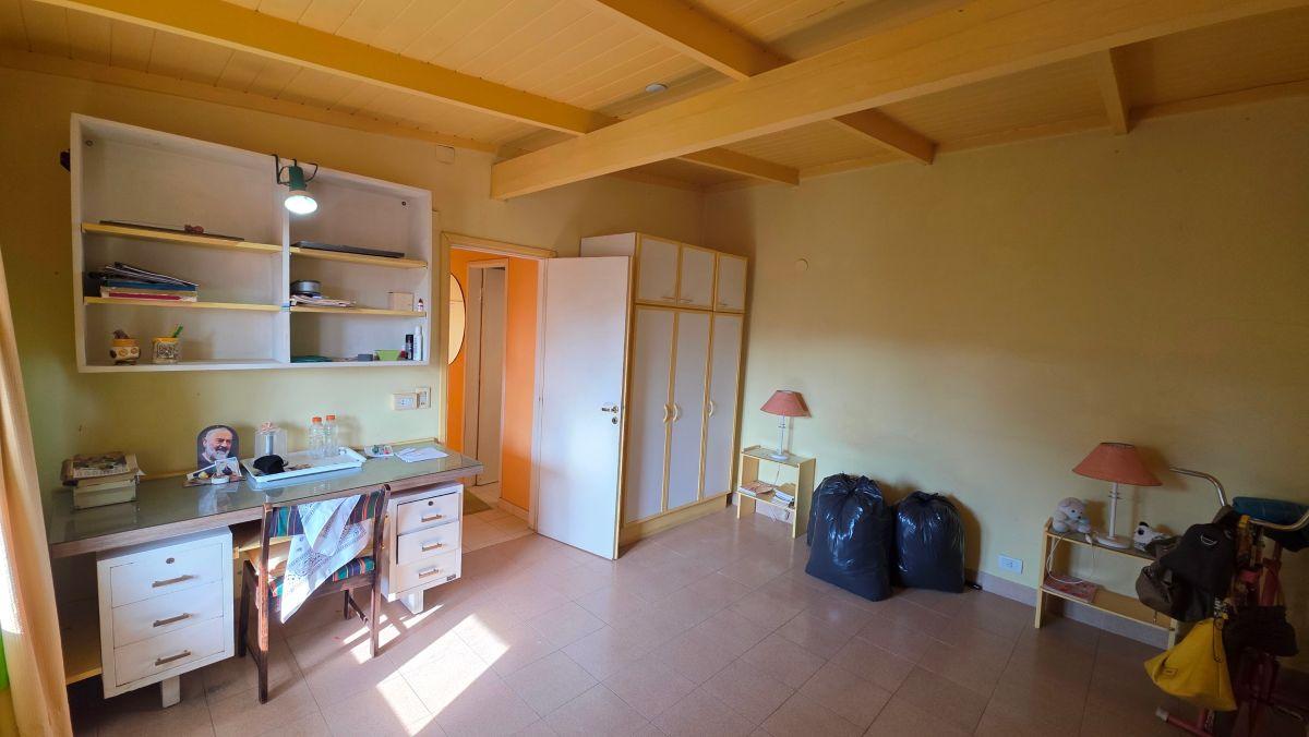Foto de En venta lote de 238m²con casa a demoler. Los troncos., imagen 4