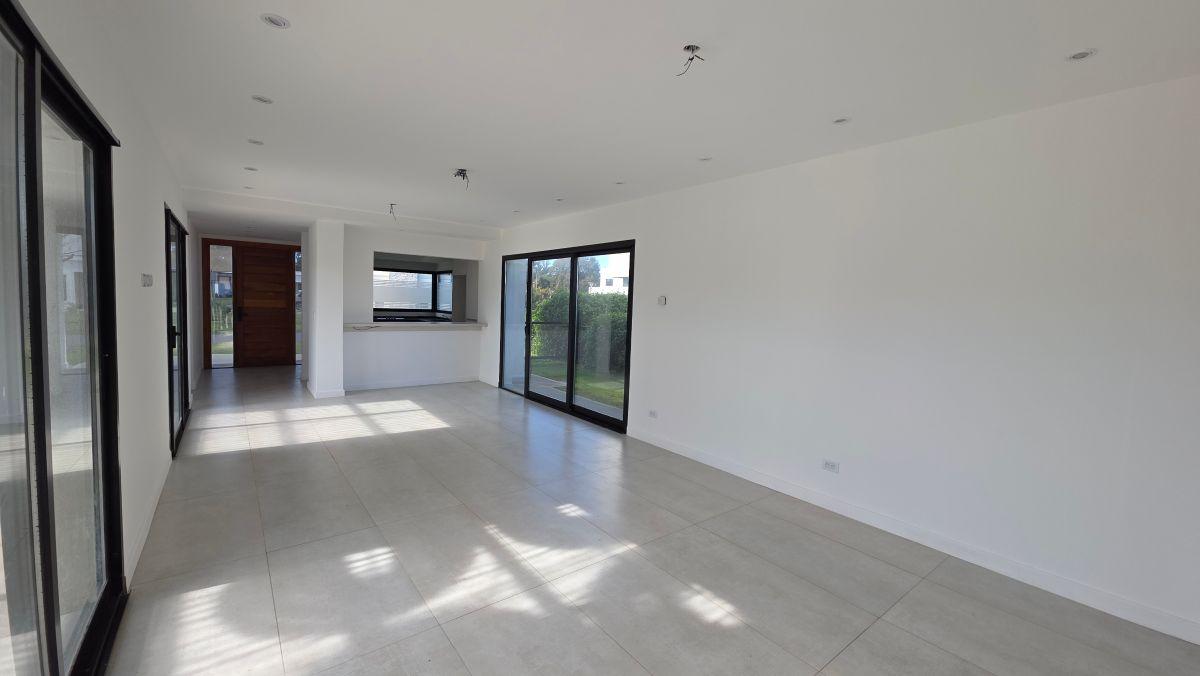 Foto de En alquiler casa de 4 ambientes con quincho y piscina. Rumenco Joven., imagen 2