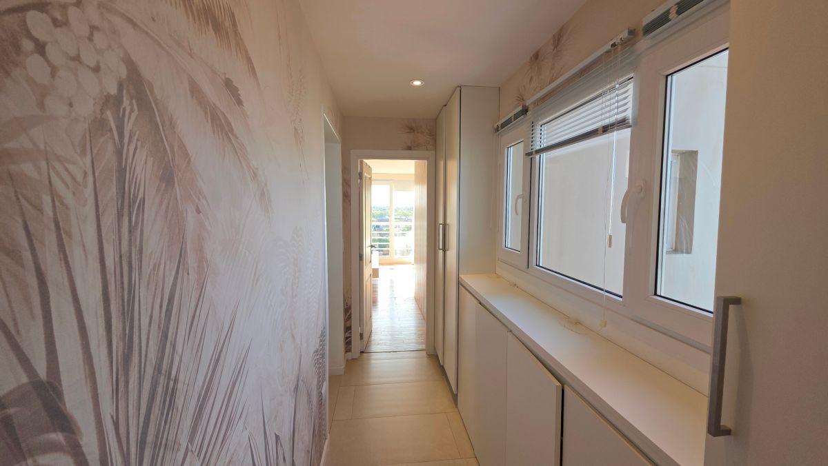 Foto de En venta. Departamento de 3 ambientes con vista al mar y dos cocheras, imagen 2