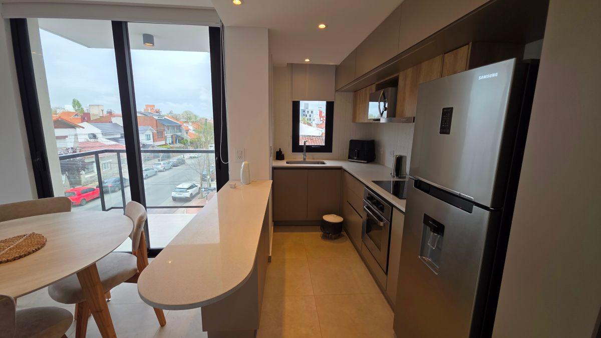 Foto de En venta departamento de 3 ambientes al frente con cochera. Zona Güemes, imagen 4