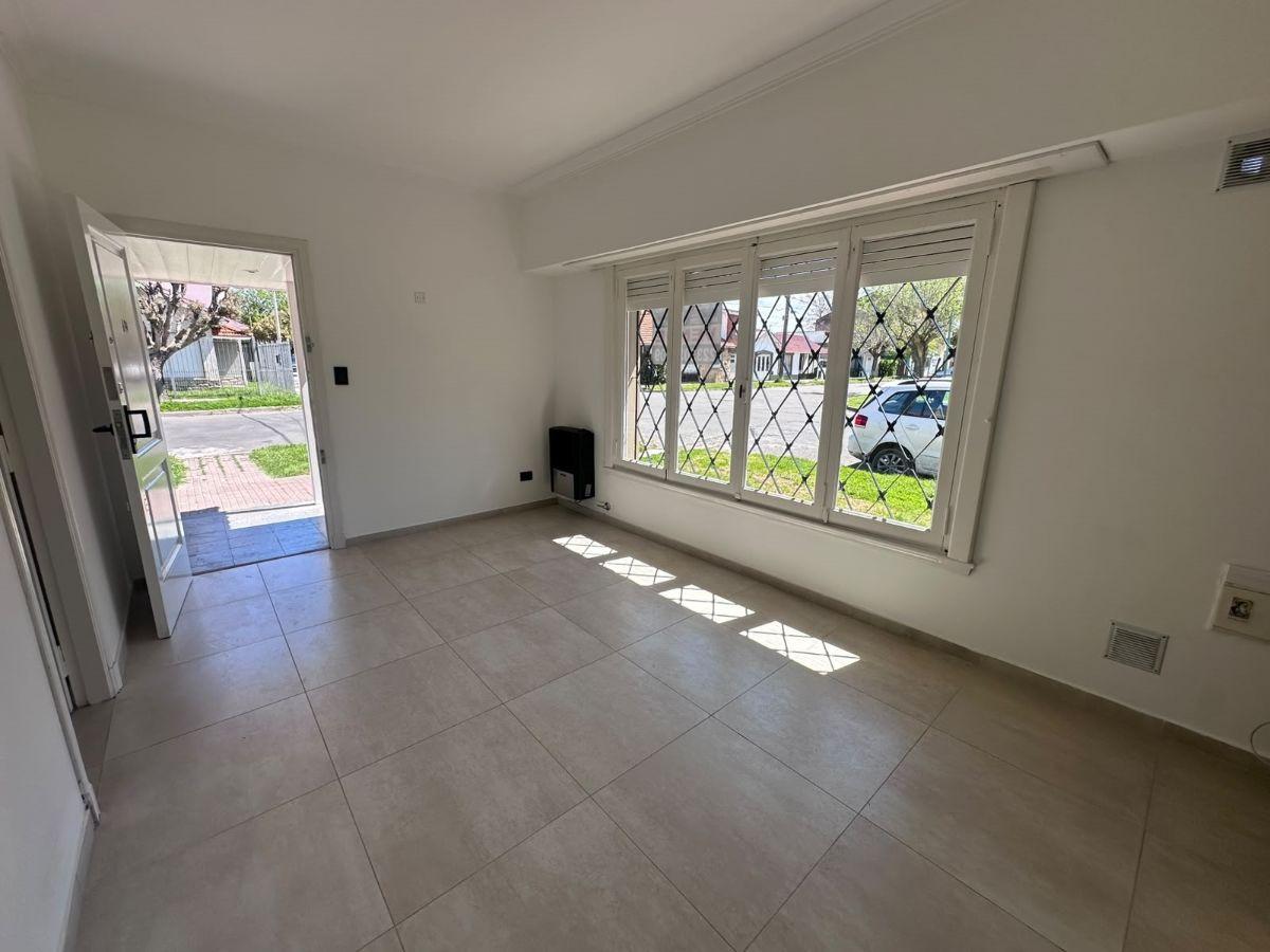 Foto de En venta ph con patio, terraza con solarium y garage. La Perla., imagen 4