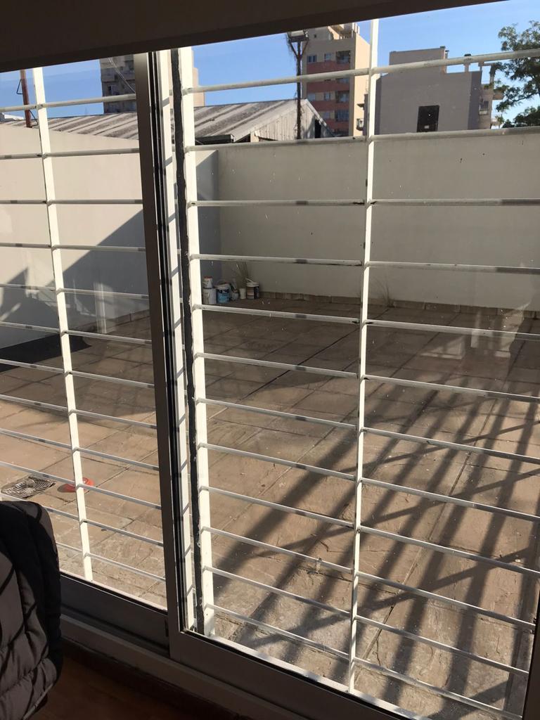 VENTA - Impecable monoambiente con balcón y patio de 30m2!!! Super Luminoso!!- PATERNAL