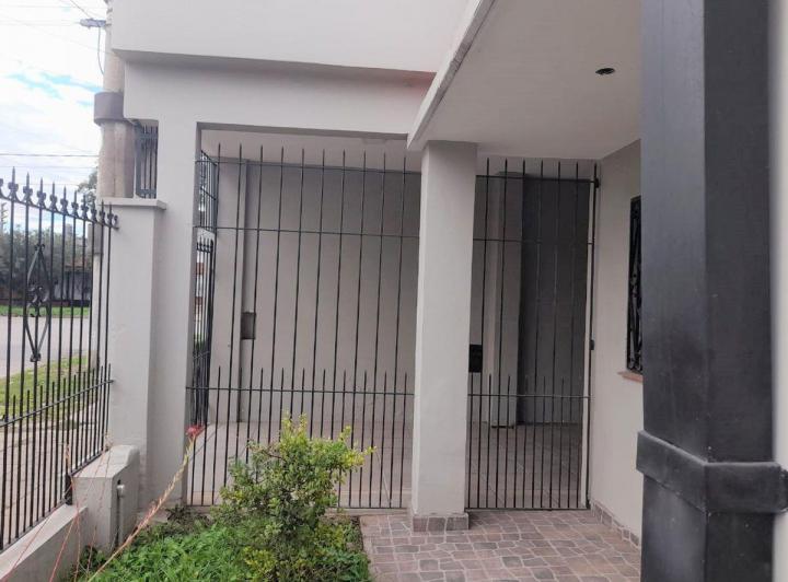 VENTA CASA 2 DORMITORIOS, QUINCHO, GARAGE, MERLO 2