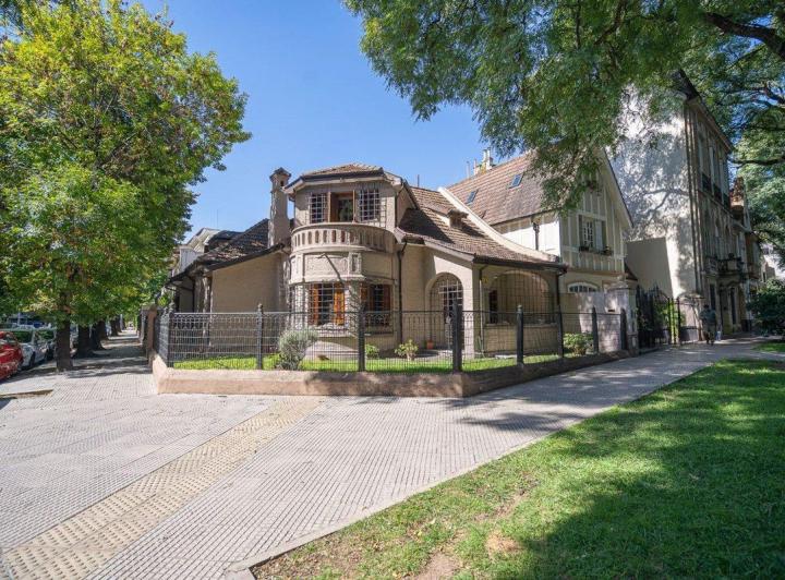 Casa de Estilo en Av. Melián Belgrano R 1