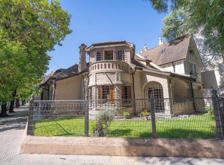 Casa de Estilo en Av. Melián Belgrano R 3