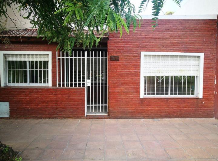 Alquiler PH 2 ambientes  con patio y local - Morón 3