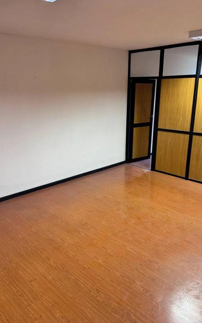 VENTA OFICINA-CONSULTORIO-SHOWROOM-CON COCHERA 4