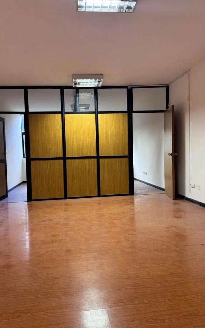 VENTA OFICINA-CONSULTORIO-SHOWROOM-CON COCHERA 2