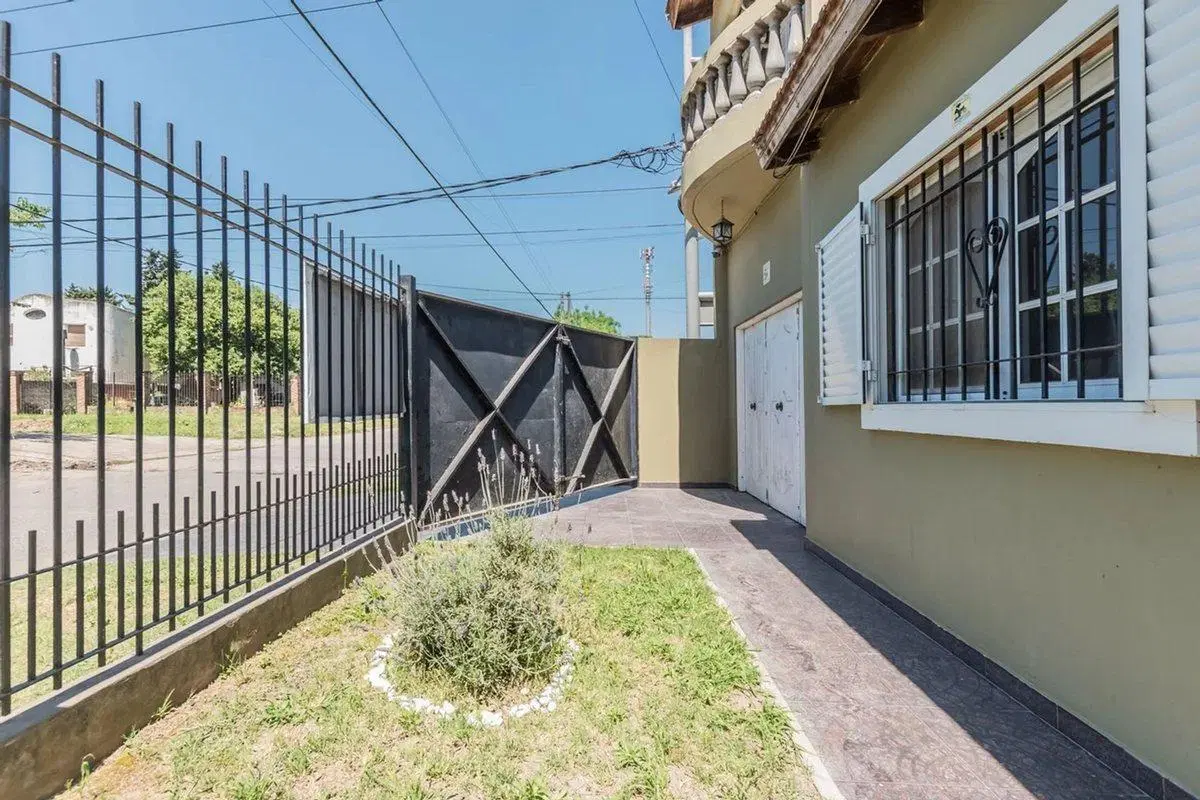 Casa venta con pileta en Tristán Suárez 5