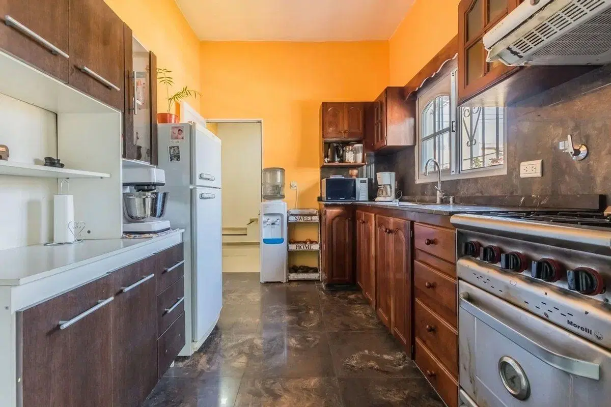 Casa venta con pileta en Tristán Suárez 4