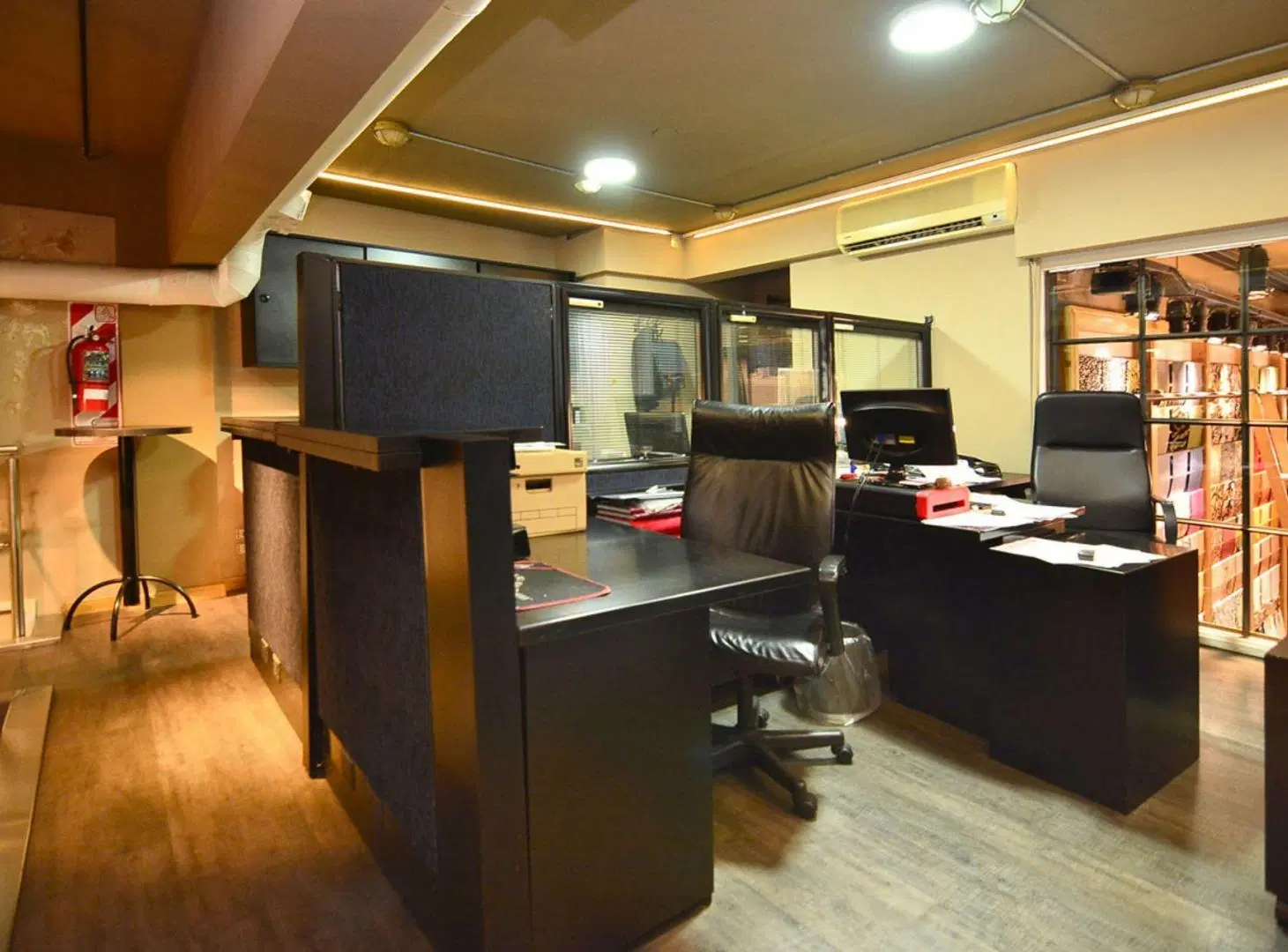 LOCAL COMERCIAL DEPOSITO Y 10 COCHERAS MONSERRAT 2