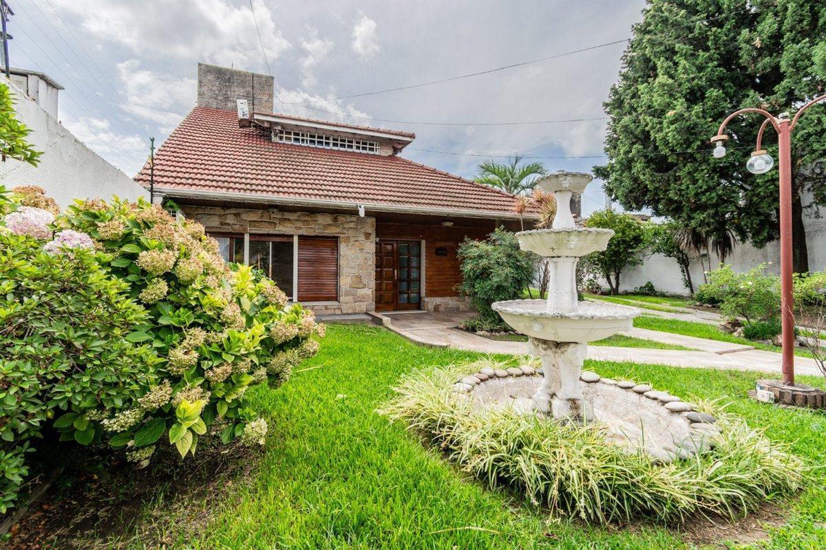 VENTA CASA EN QUILMES – PARQUE, QUINCHO Y COCHERA