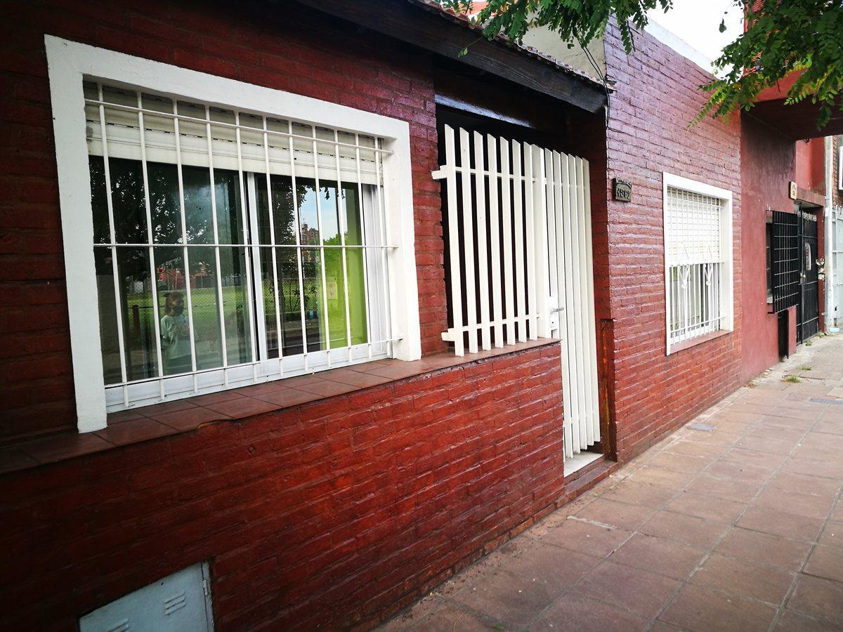 Venta PH 2 ambientes con patio y local - Morón