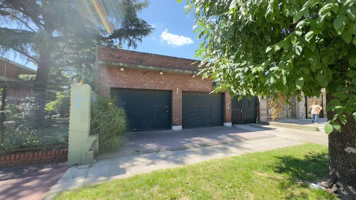 VENTA GALPON BURZACO + 2 LOCALES AL FRENTE 5